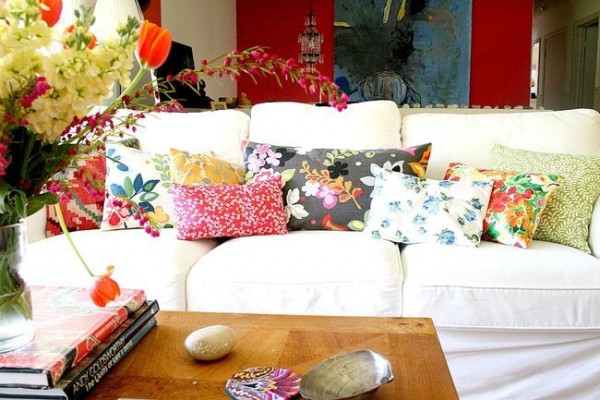 Botanic print cushions on sofa. Image credit: nestdecorating.typepad.com